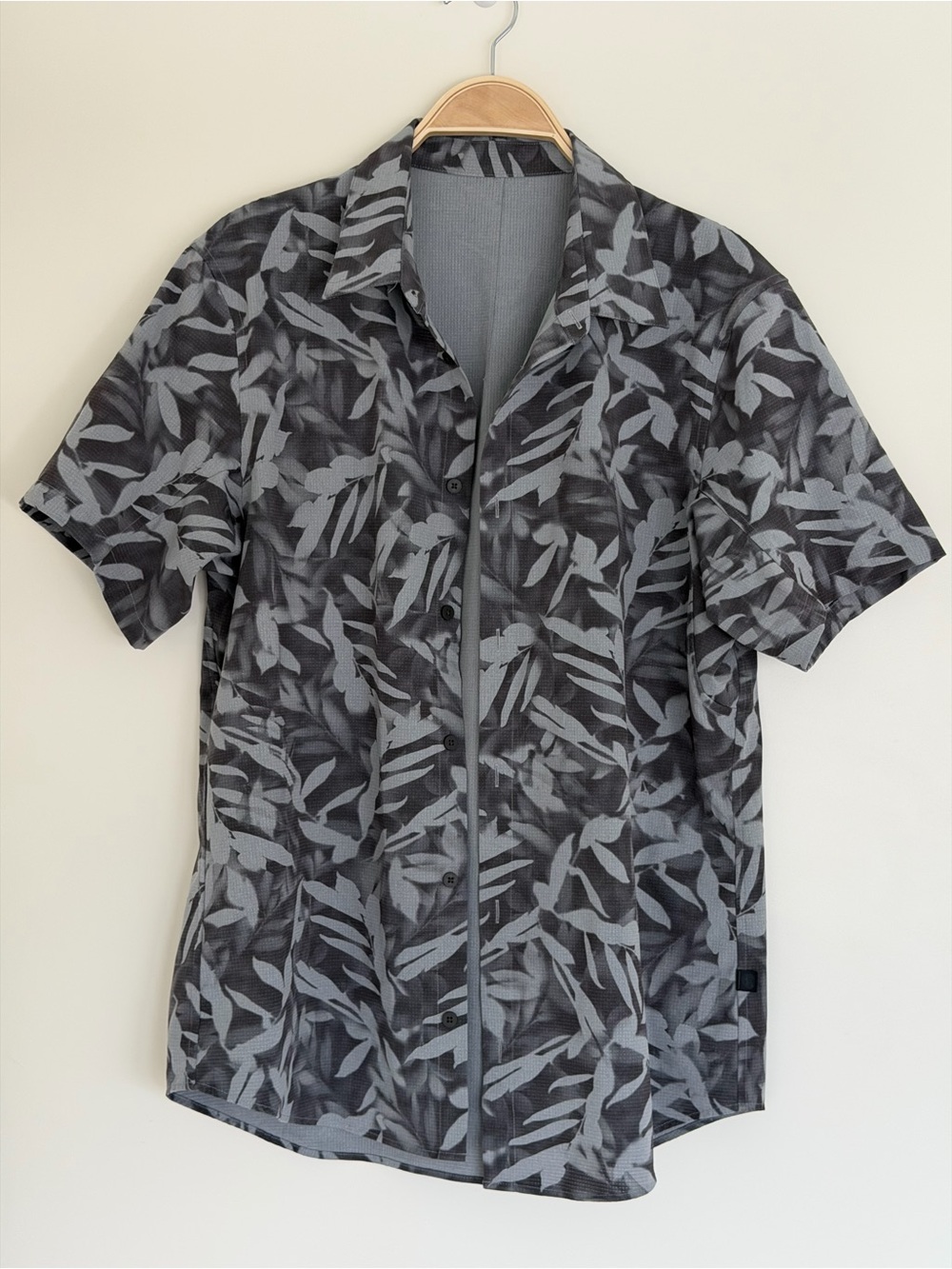Men's Lululemon Short-Sleeve Gray Leaf Print Button-up Shirt